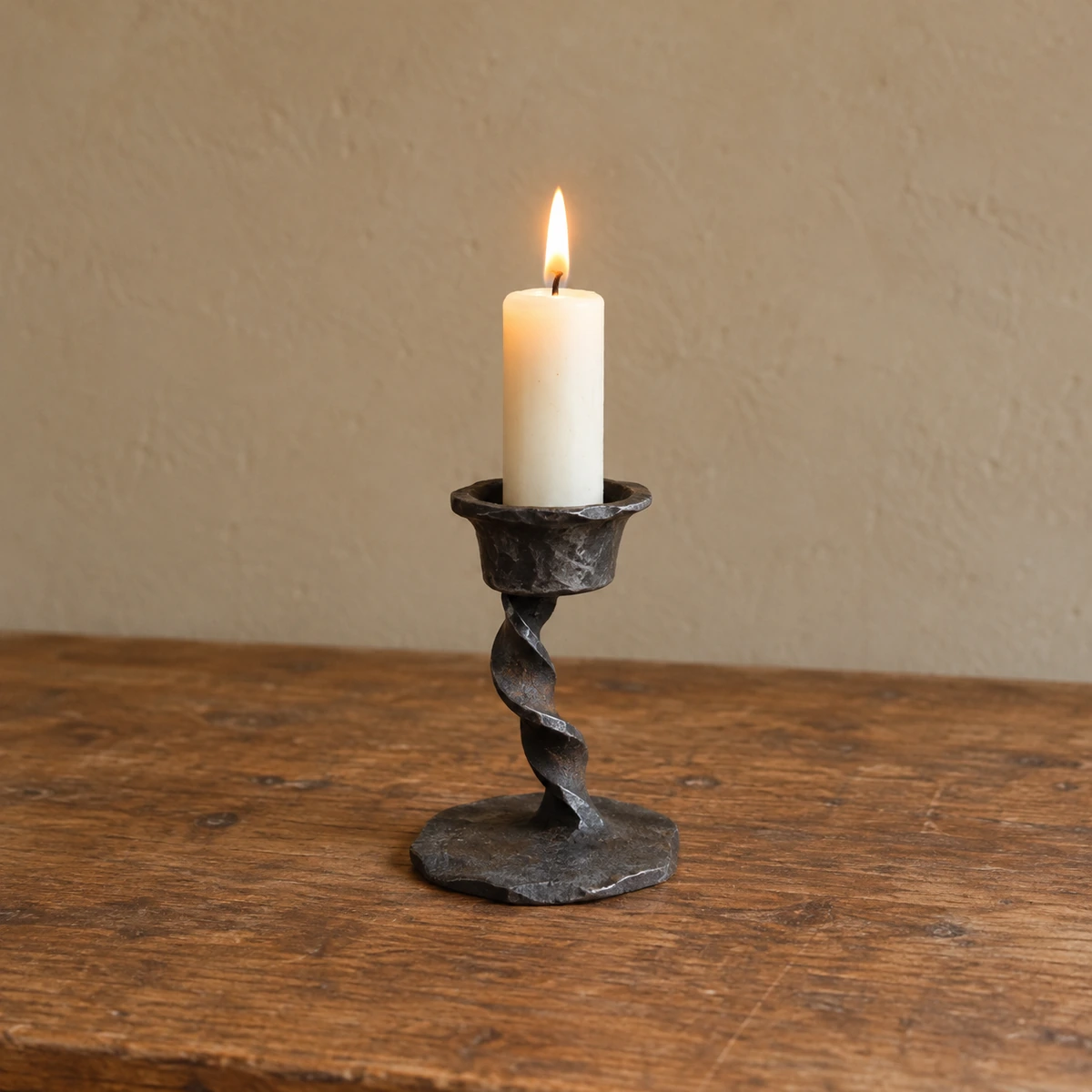Handgeschmiedeter Kerzenständer mit brennender Kerze