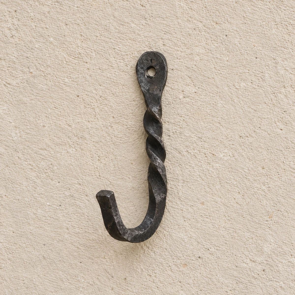 Schwarzer handgeschmiedeter Wandhaken mit gedrehtem Schaft